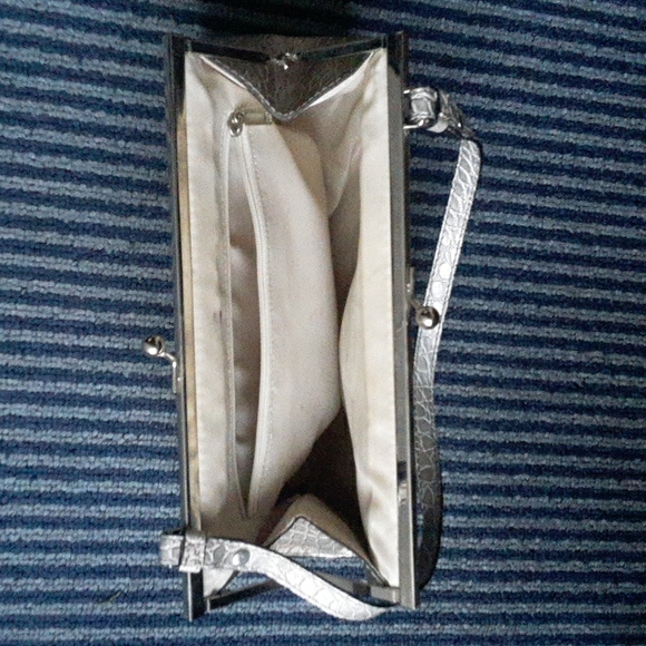 GUESS Croc-Embossed Patent Leather Purse/Handbag with Guess Signature Monogram - Picture 11 of 13